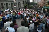 Profesores de la sección 9 del SNTE se manifestaron este miércoles frente al Senado de la República