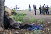Cadáver del policía sinaloense Pablo Aispuro Ramírez vestido de charro
