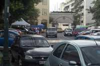 La calle Acapulco, en San Ángel Inn, se ha convertido en el estacionamiento de las personas que laboran o visitan la empresa Televisa, así como de quienes estudian en las escuelas cercanas al sitio