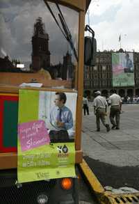 El Turibús circula por el Zócalo capitalino portando carteles sobre la consulta energética que se realizará este domingo