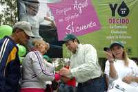 El secretario de Finanzas del Gobierno del DF, Mario Delgado, coloca una pulsera en apoyo a la consulta ciudadana sobre la reforma energética en el Bosque de Chapultepec