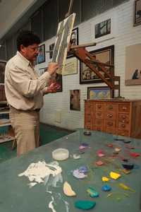 El maestro Paco con uno de sus inventos relacionados con el arte de la pintura: el caballete giratorio