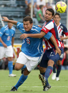 Chivas y Cruz Azul empatan a 2 en un juego sin mucha ofensiva