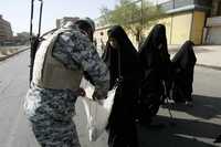 Retén de revisión en Bagdad luego de los atentados perpetrados por mujeres suicidas en Irak