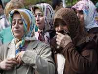 Familiares de las víctimas de los atentados con explosivos perpetrados en Estambul, Turquía, el domingo pasado, durante los funerales realizados ayer. Las autoridades reportaron un balance final de 17 personas fallecidas en los ataques que el gobierno atribuyó a separatistas kurdos