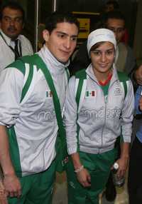 Rommel Pacheco y Paola Espinosa en el Aeropuerto Internacional de la Ciudad de México