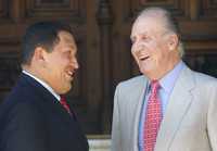 El presidente de Venezuela, Hugo Chávez, y el rey español Juan Carlos bromean antes de la reunión conjunta que sostuvieron en el palacio de Marivent, en Palma de Mallorca, el pasado 25 de julio
