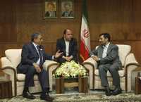 El presidente de Irán Mahmud Ahmadinejad (a la derecha), conversa con Amr Moussa (a la izquierda), secretario general de la Liga Árabe, ayer durante la conferencia ministerial del Movimiento de los No Alineados que se desarrolla en Teherán