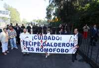El diputado perredista David Sánchez Camacho protestó ayer en Los Pinos contra la política de Calderón en materia de diversidad sexual. Lo acusó de usar con fines políticos la próxima conferencia mundial contra el sida