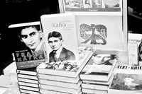 Las obras de y sobre Franz Kafka colman las librerías en Alemania. Asimismo, hay unas 20 mil publicaciones en el mundo, que tratan sobre la vida y obra del autor de La metamorfosis