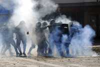 Policías dispersan con gas lacrimógeno a manifestantes que respondieron con piedras y vidrios durante una protesta contra un proyecto de reforma a la ley de pensiones en la ciudad argentina de Córdoba