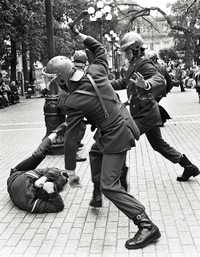 Golpiza de militares a un opositor a la dictadura militar, en la Plaza de Armas, de Santiago, el 4 de septiembre de 1984