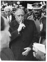 El dictador Augusto Pinochet, en la capital chilena, durante el plebiscito para poner fin al régimen castrense en Chile