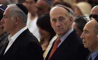 El primer ministro Ehud Olmert asiste en Jerusalén a una ceremonia en memoria del ideólogo derechista Zeev Jabotinsky. Lo acompañan el líder del Likud Benjamin Netanyahu (izquierda), a quien las encuestas señalan como seguro vencedor en elecciones adelantadas, y el presidente Shimon Peres