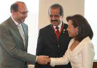 El director de Onusida, Peter Piot; el secretario de Salud, José Ángel Córdova Villalobos, y la titular de la Secretaría de Educación Pública, Josefina Vázquez Mota, se saludan momentos antes del comienzo de la primera reunión de ministros de Salud y Educación para detener el VIH/sida en América Latina y el Caribe