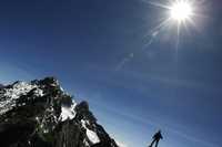 Para los alpinistas, el deshielo también significa una pérdida. En la imagen, un turista camina por el pico Bolívar, el más alto de Venezuela