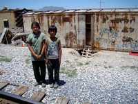 Reyna y José viven junto con su madre, Natalia Granados, en un vagón de ferrocarril abandonado cerca de la zona industrial de Ramos Arizpe, Coahuila