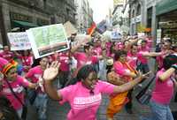 Los participantes en la marcha contra la homofobia avanzaron del Ángel al Zócalo