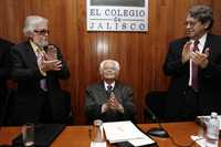 Los escritores Fernando del Paso y Carlos Montemayor flanquean al poeta nayarita Alí Chumacero, durante el homenaje que se le brindó en El Colegio de Jalisco