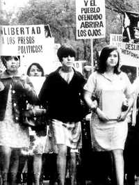 Estudiantes de diversas escuelas demandan la libertad de presos políticos y cese de la represión. Imagen tomada del libro Memoria del 68: fotografías y fotograma, de Óscar Menéndez