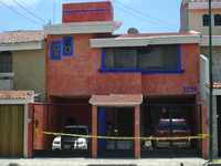 Aspecto de la casa marcada con el número 25 de la calle Efraín Buenrostro, en Ciudad Guzmán, Jalisco, donde el pasado miércoles fueron asesinados seis miembros de una familia
