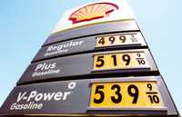 Precios de la gasolina exhibidos en una estación de Shell, en Redwood, California. La firma anglo-holandesa anunció la semana pasada que sus ganancias crecieron 33% en el segundo trimestre del año