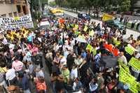 CLAUSURA SIMBÓLICA DE LA DIRIGENCIA PERREDISTA. Integrantes de Izquierda Unida durante su movilización de ayer ante la sede del sol azteca