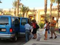 Uno de los taxis que compiten con permisionarias federales por el transporte de turistas en Los Cabos