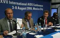 Peter Piot, director ejecutivo de Onusida (izquierda), acompañado por Alan Bernstein, Seth Berkley y Omu Anzala, durante la 17 Conferencia Internacional sobre VIH/sida