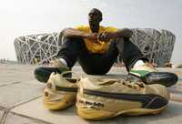 Usain Bolt posa afuera del estadio Nido de Pájaro