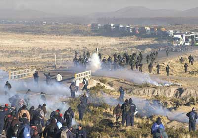 Se enfrentan policías y mineros en Bolivia; dos muertos