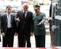 El ministro de Defensa colombiano, Juan Manuel Santos; su homólogo francés, Hervé Morin (al centro), y el jefe de las fuerzas armadas de Colombia, Freddy Padilla, ayer en Bogotá