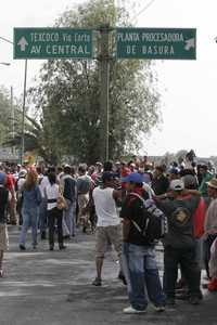 Cientos de pepenadores bloquearon ayer Periférico Oriente, en Nezahualcóyotl, en rechazo al cierre del Bordo Poniente. Los manifestantes señalaron que más de 5 mil familias dependen de la operación de ese relleno sanitario