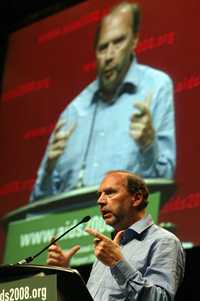 Peter Piot, director del Onusida, durante su participación en la conferencia internacional