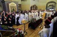 Funeral de Alexander Solzhenitsyn en el monasterio Donskoi de la capital rusa, ayer, durante el oficio religioso que se efectuó apegado al rito en el que participaron sacerdotes (popes) de la Iglesia ortodoxa