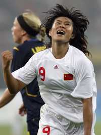 Han Duan festeja el gol que le anotó a Suecia, con el que China se impuso 2-1