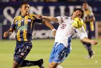 Víctor Píriz, anotador del segundo gol de San Luis, disputa el esférico con el cementero Christian Riveros