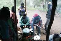 Bases de apoyo del EZLN a las que visitó la Caravana Europea de Observación de los Derechos Humanos en Chiapas en el campamento de conservación ecológica en el cerro del Huitepec. Este lugar ha recibido constantes amenazas de desalojo por parte del presidente municipal de San Cristóbal, Mariano Díaz Ochoa