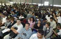 Cientos de personas acudieron a la 18 Feria del Empleo de la Ciudad de México en busca de una vacante