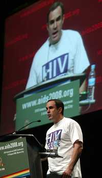 Gregg Gonsalvez da su discurso a los asistentes a la sesión plenaria de la 17 Conferencia Internacional sobre VIH/sida