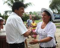 El presidente Evo Morales saluda a la senadora y cultivadora de coca Leonilda Zurita, ayer a su llegada a Villa Tunari, en la región cocalera del Chapare, ubicada a unos 600 kilómetros de La Paz