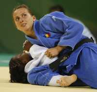 La rumana Alina Alexandra Dumitru, a la derecha, derrotó a la cubana Yanet Bermoy de Cuba para ganar la medalla de oro en la competencia de judo en la categoría extra ligera