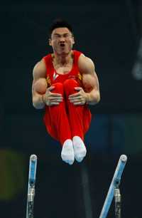 Yang Wei del equipo olímpico de China durante su participación en la prueba de barras paralelas