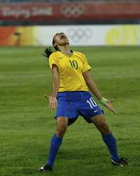 Marta, considerada la mejor jugadora del mundo, celebra la anotación del equipo brasileño en el juego contra Corea del Norte