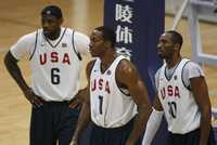 LeBron James, Dwight Howard y Kobe Bryant, durante un entrenamiento en Pekín