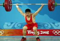 El halterista chino Long Qingquan, de 17 años, se coronó en la categoría de 56 kilos