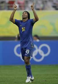Ronaldinho anotó dos goles