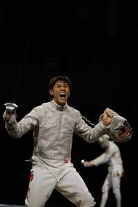 El chino Zhong Man festeja su triunfo sobre el francés Nicolas Lopez
