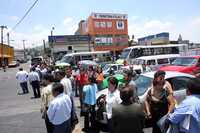 Maestros inconformes con la aplicación de la prueba para asignación de plazas en el servicio docente bloquearon ayer la avenida Ermita Iztapalapa, en Santa Cruz Meyehualco