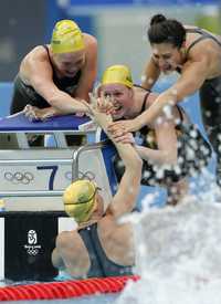 Kylie Palmer, Bronte Barrat y Stephanie Rice y Linda MacKenzie (en el agua) festejan el triunfo
